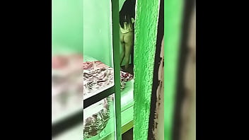 Espiando a mi prima saliéndose de baÑar se estaba vistiendo fui a la casa de mis tÍos