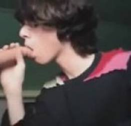 Nerd novinho gay chupando piroca do amigo sarado