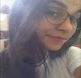 Laura toda arreganhada no sofá querendo pica na bucetinha