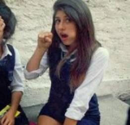 Tão novinha e tão puta fazendo boquete pros amigos no intervalo da escolinha!